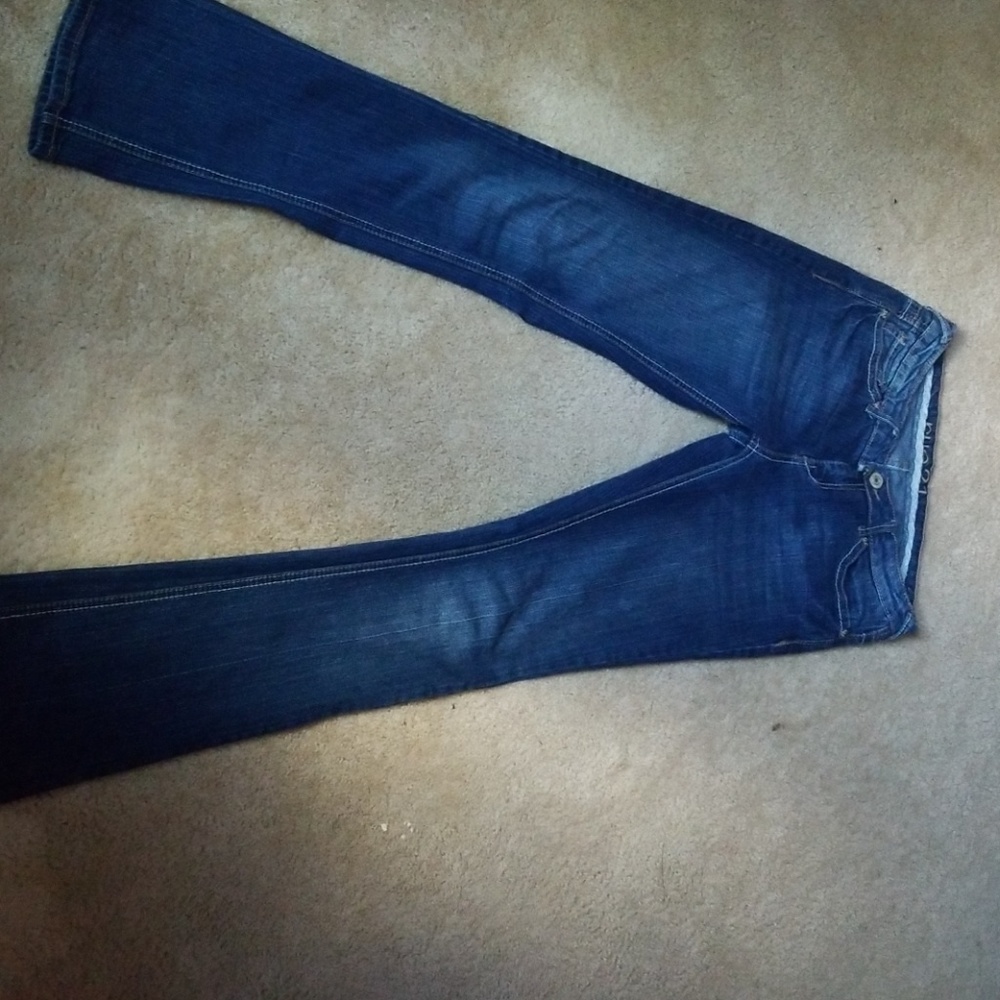 A pair of blue jeans says rue 21 size 5/6 R
